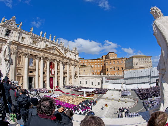 Wat gaat er gebeuren nu Paus Franciscus overleden is? Cultuurtheoloog Frank Bosman legt uit