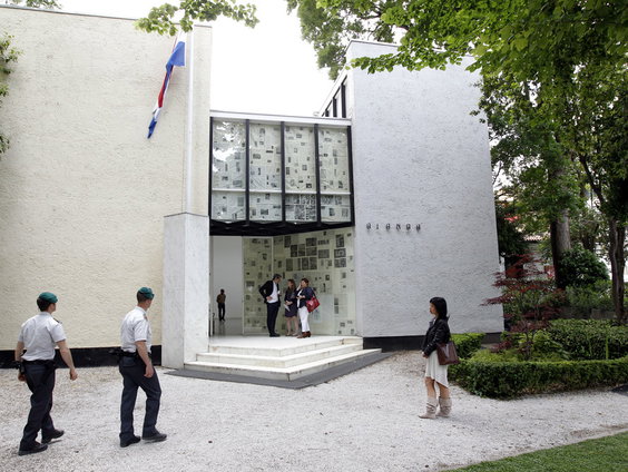 Koningspaar opent het Nederlands paviljoen op de Biënnale van Venetië