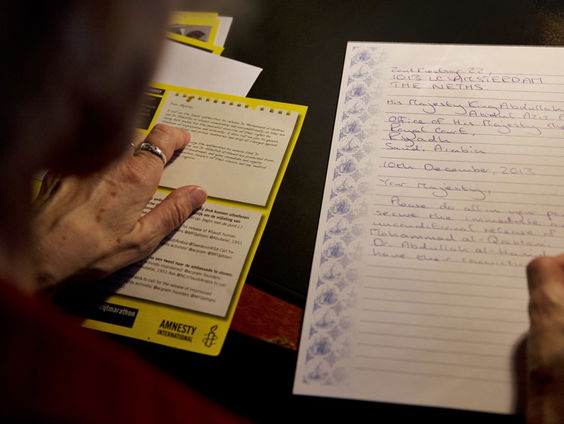 Mensen schrijven brieven voor mensenrechten