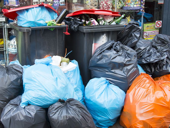 Die plasticbak kan de deur uit!