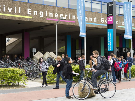 Onderzoekers TU Delft kunnen kleine drone zelfstandig laten rondvliegen