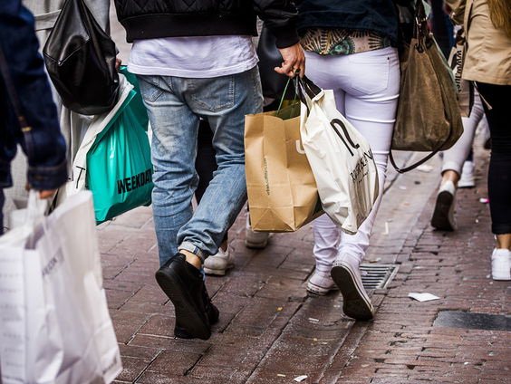 Bespaart dertig procent van de Nederlanders op eerste levensbehoeften?