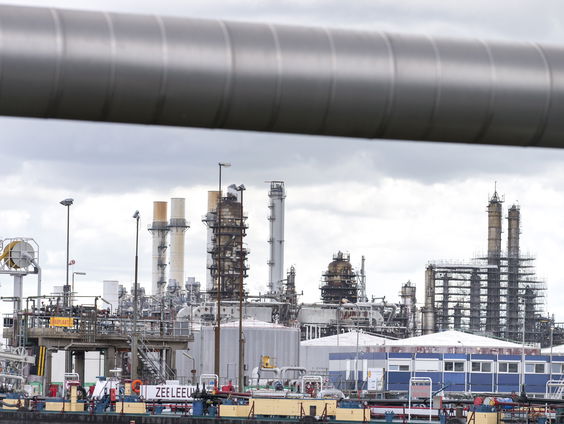 Hoge energieprijzen verjagen industrie uit Rotterdamse haven, maar hoe erg is dat?