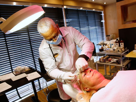 Cosmetische ingreep in buitenland steeds populairder