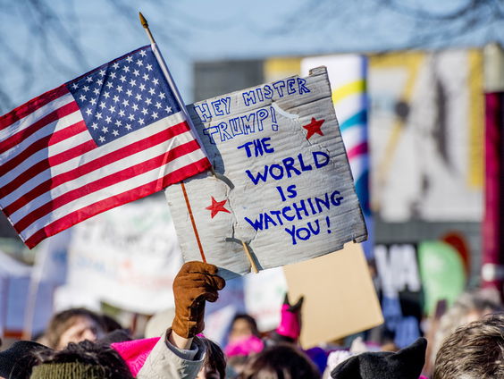 Stand.nl: 'De grote demonstraties tegen Trump zijn hoopgevend'