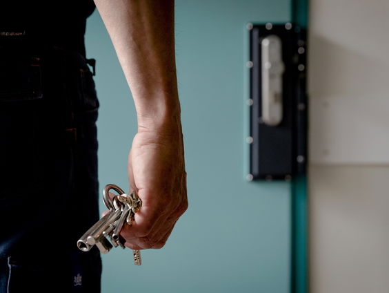 Gevangenen twee weken eerder vrij, slachtoffers en rechters voelen zich niet serieus genomen