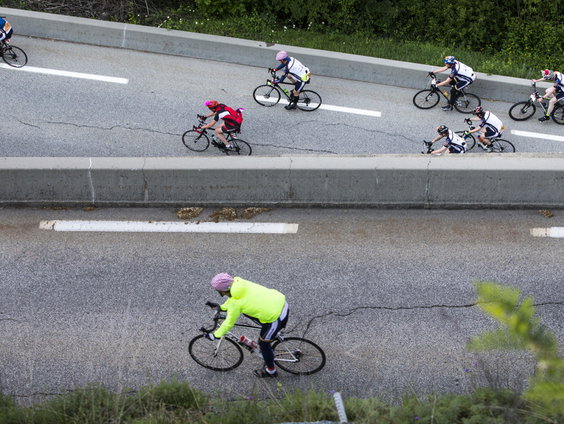 Duizenden mensen beklimmen Alpe d'Huez voor kankeronderzoek