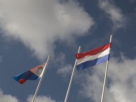 Twee weken voor verkiezingen, lopen politieke spanningen op Sint-Maarten op