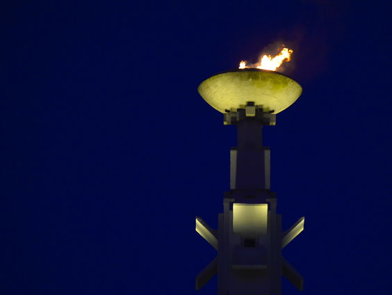 Hoe wordt de Olympische vlam verplaatst over langere afstanden?