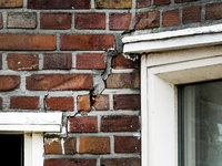Wie moet de kosten betalen voor opknappen huizen door funderingsschade?