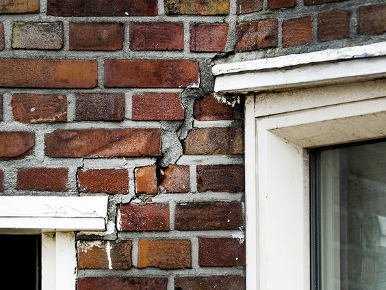 Wie moet de kosten betalen voor opknappen huizen door funderingsschade?