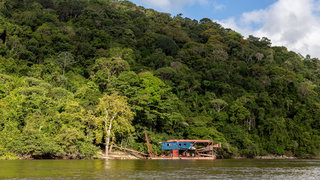 Wat deden gewapende Chinezen rond de goudmijnen in Suriname?