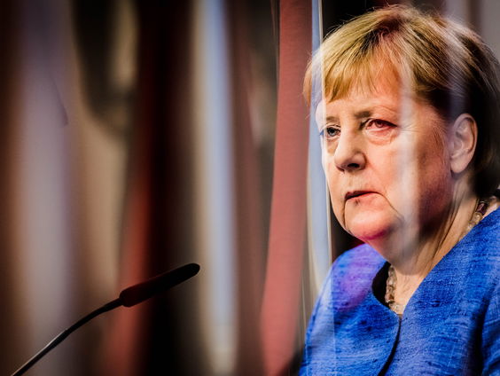 Angela Merkel vindt dat ze nauwelijks steken heeft laten vallen, blijkt uit memoires: is dat terecht?