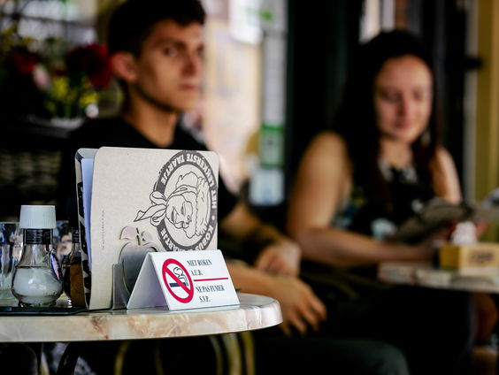 Zouden we België moeten volgen met een rookverbod op terrassen?
