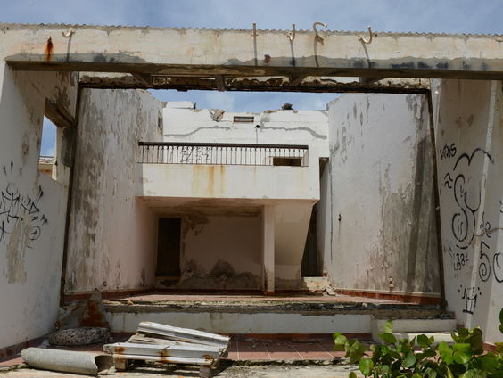 Inkijkje in verschillende verlaten gebouwen