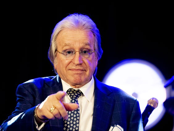 Lee Towers zingt voor het laatst You'll Never Walk Alone bij marathon Rotterdam