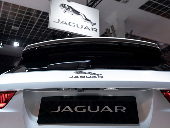 Jaguar wekt verbazing en wrevel met nieuwe campagne