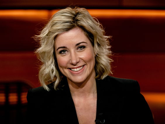 Carrie ten Napels opnameleider zet 'Carrie op Vrijdag'-liedje in voor de show