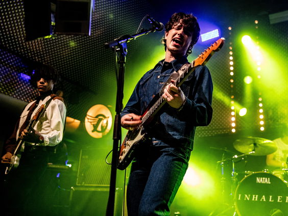 Superfan Sanne stelt vraag aan Inhaler