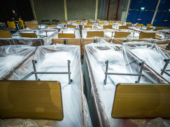 Oncoloog Netters: 'Zorgsector moet stoppen met inhuren consultants en bijbouwen van bedden