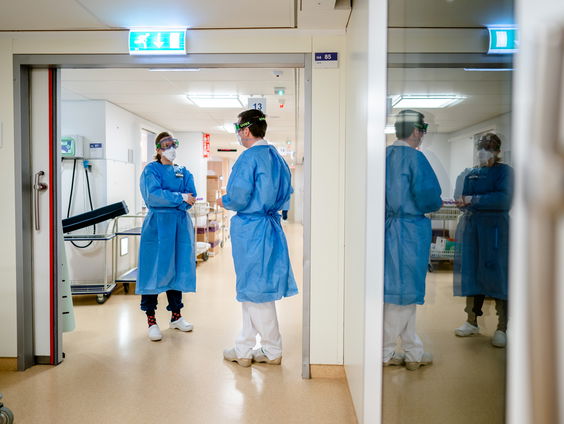 "Ik kom zo bij u": zorgmedewerkers staan regelmatig voor zware dilemma's