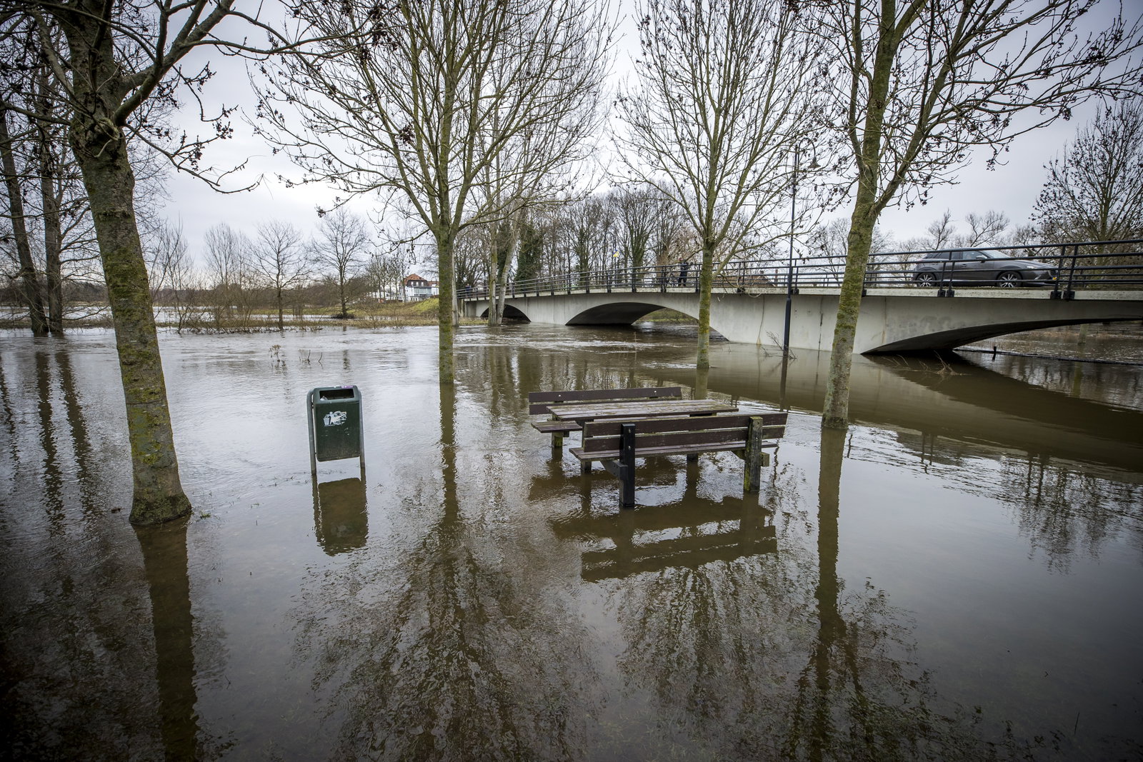 De Hoogwaterwacht van Vlodrop wacht het water niet af