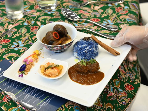 Maureen Tan over Rendang!