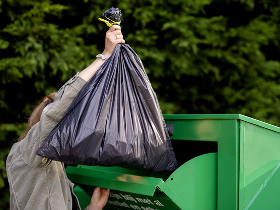 Crisis in de kledinginzameling: moet u uw oude kleding nog inleveren?
