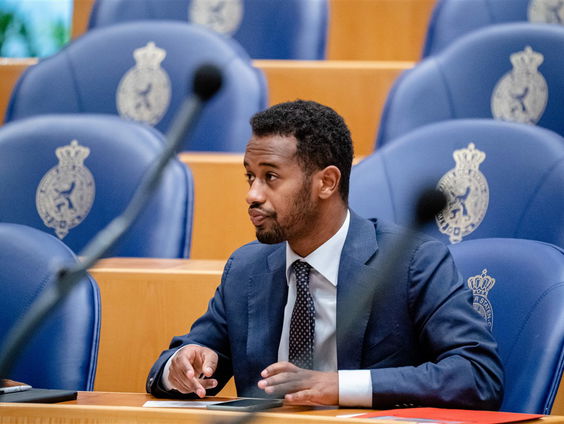 Zijn de uitspraken van Johan Derksen over Habtamu de Hoop racistisch?