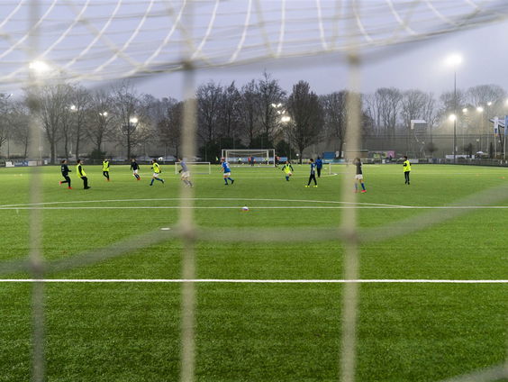 Gemeente Amsterdam wil perken stellen aan commerciële voetbalscholen