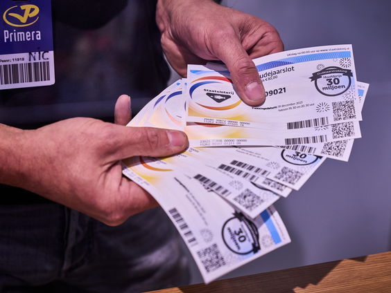 Komende dagen vliegtuigen boven Nederland: Staatsloterij zoekt 600.000 prijswinnaars