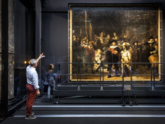 Interviewer Coen Verbraak gaat in gesprek met personages van de Nachtwacht