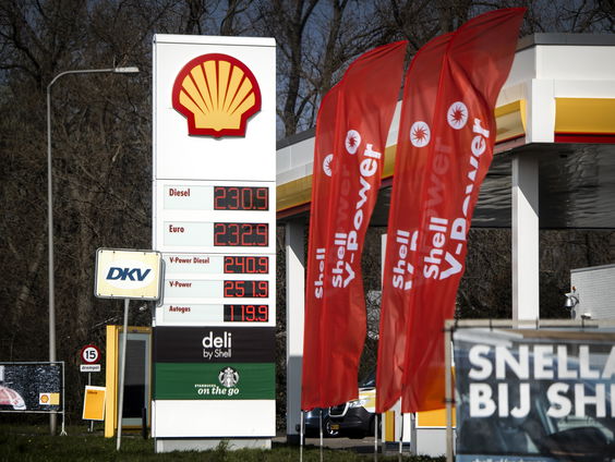 Draait de consument op voor de klimaatrekening van Shell?