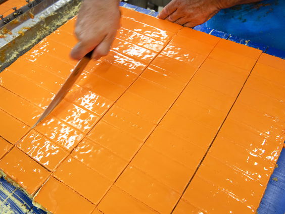 Bakkers in alle vroegte begonnen om de vraag naar oranje tompoucen