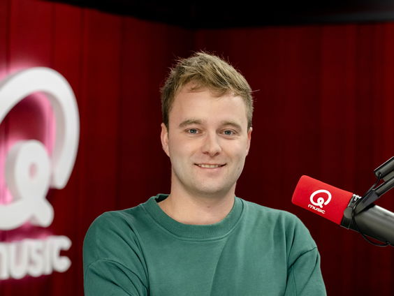 Tom is naast radio-dj ook brandweerman, en daar schreef hij een boek over