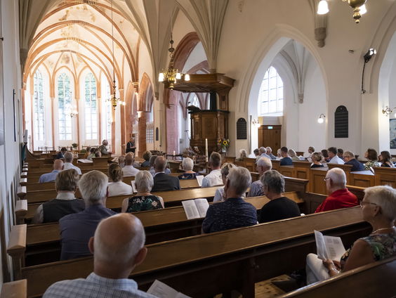 Hoe welkom voelen buitenstaanders zich in de kerk?