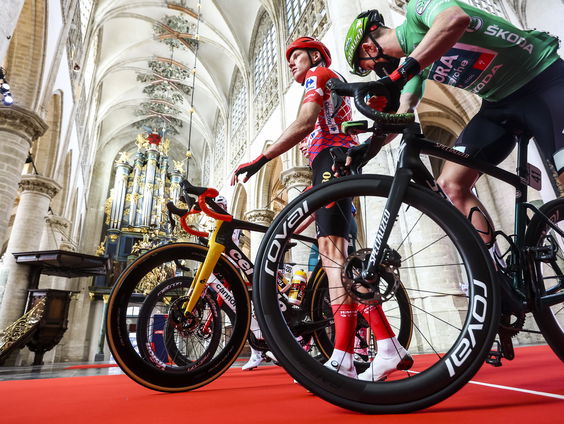 Pastoor Wiel zegent wielrenners en hun fiets