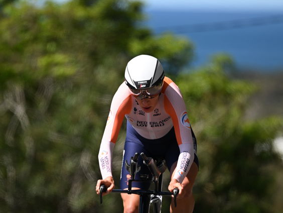 Ellen van Dijk traint met brace om gebroken enkel voor de Spelen