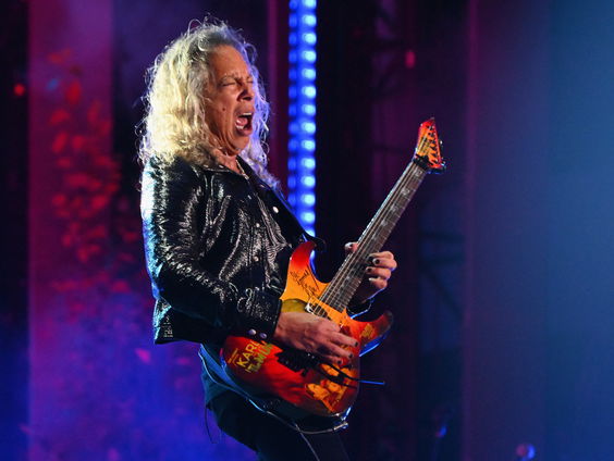 Aart bemachtigd en drinkt uit bekertje van Metallica gitarist Kirk Hammett