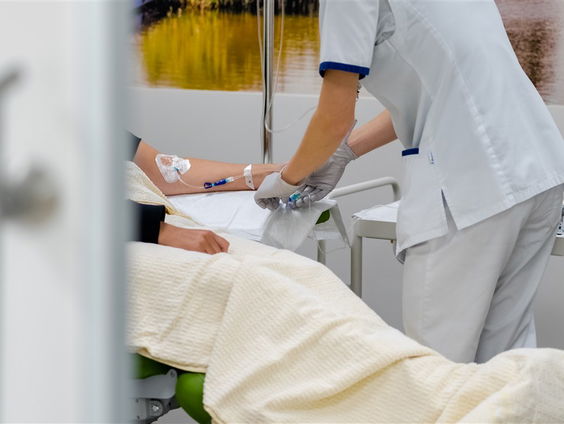 Krijgen mensen met een hoger inkomen betere behandeling tegen kanker?