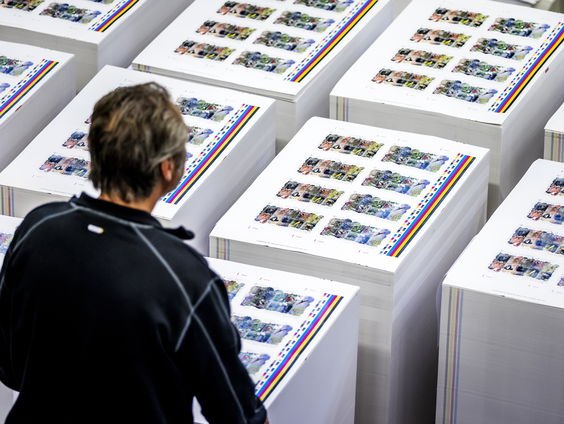 Postzegels worden duurder: moet PostNL weer een onderdeel worden van de staat?