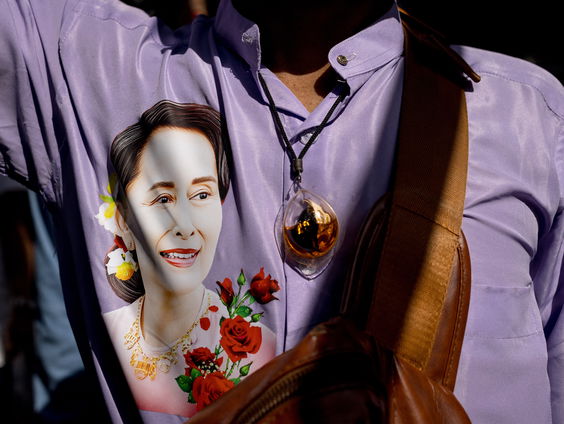 Bloemenprotesten voor Nobelprijswinnares Aung San Suu Kyi