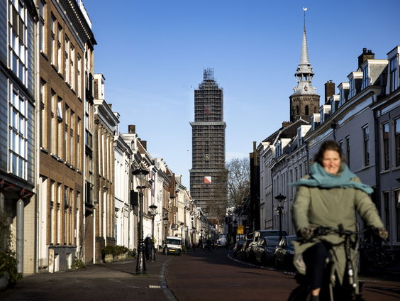 De Domtoren in Utrecht krijgt vandaag z'n gouden wijzerplaten terug