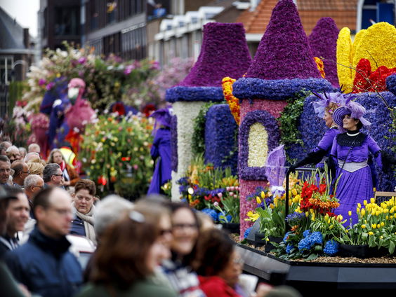 Trudy werkt al twee dagen aan wagen bloemcorso: "Paar uurtjes geslapen"