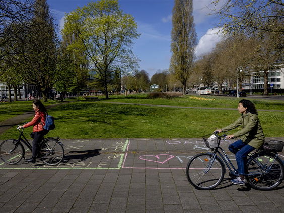 Ruud van Es geeft fietsles aan iedereen die het kan gebruiken