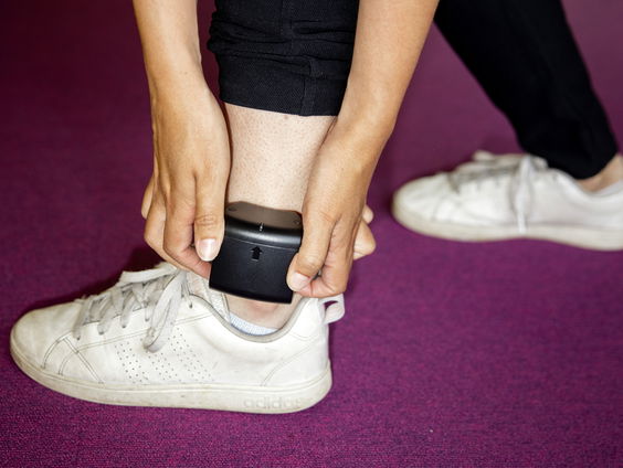 Nieuw aanpak stalking: slachtoffer device staat in verbinding met de enkelband van je stalker