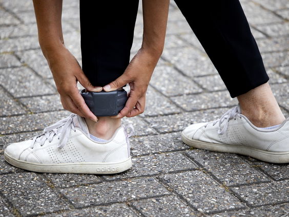 Enkelband als alternatief voor de gevangenis: hoe werkt dat?