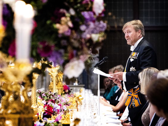 Met de koning aan het diner voor de NAVO-top: zo ziet dat eruit
