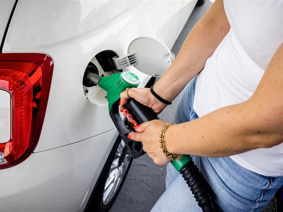 Stand.nl: 'Het kabinet moet de accijns op benzine verlagen'