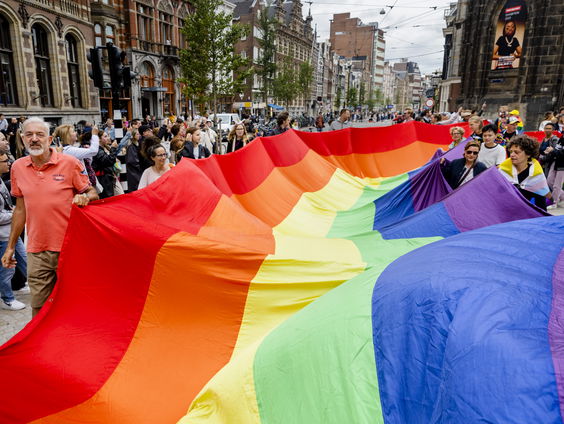 Gideon Querido van Frank neemt Israëlische vlag mee naar Pride Walk